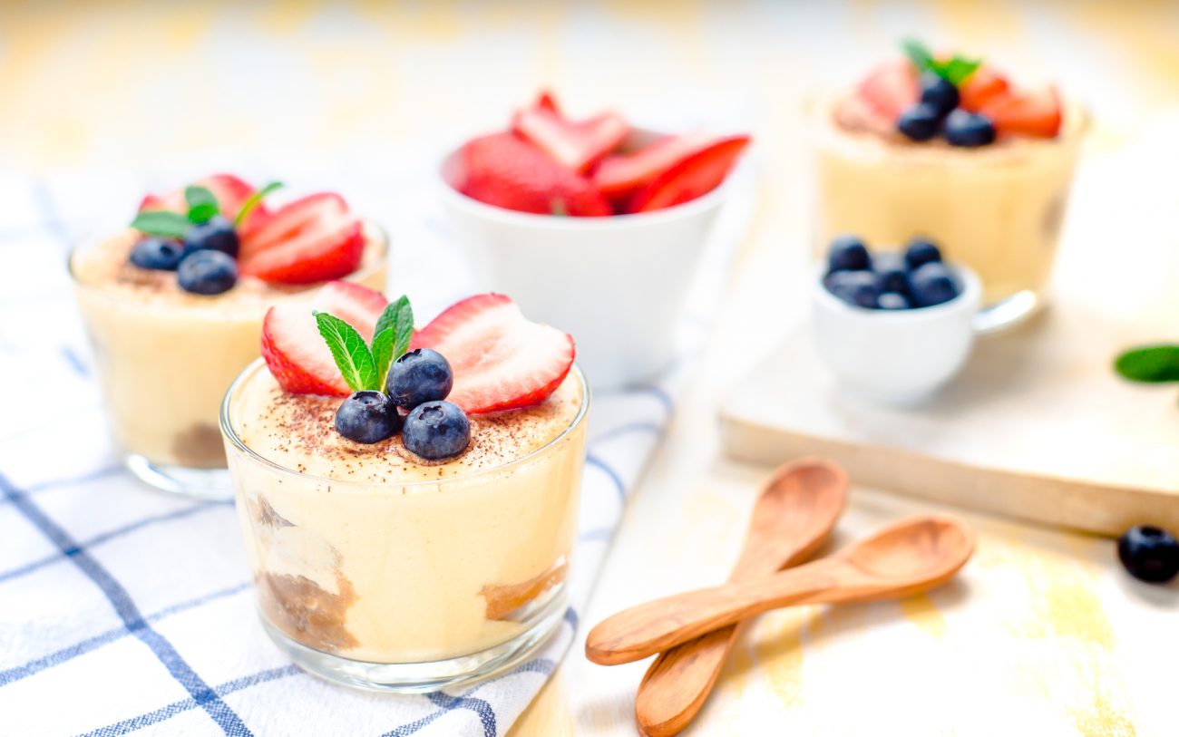 Tiramisù con salsa di fragole e cioccolato